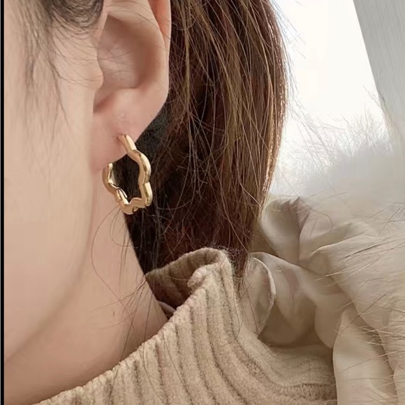 Gold huggie wavy earrings โจ - Picture 3 of 5